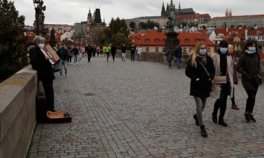 Τσεχία: Κλείνουν μπαρ και εστιατόρια για τα Χριστούγεννα